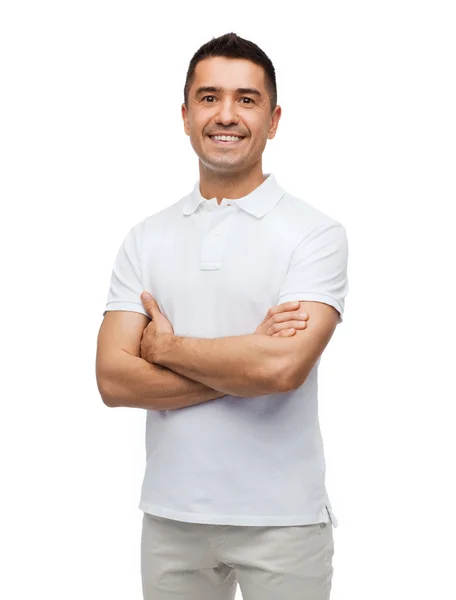 Çapraz kolları olan beyaz t-shirt gülümseyen adam — Stok fotoğraf