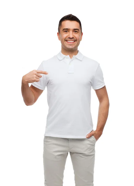 Homem sorridente em t-shirt apontando o dedo sobre si mesmo — Fotografia de Stock