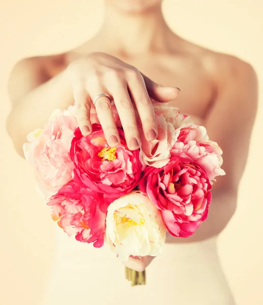 Bruid met boeket van bloemen en trouwring — Stockfoto
