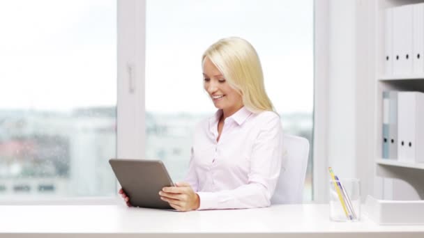 Glimlachende zakenvrouw of student met tablet pc — Stockvideo