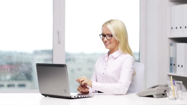 Leende kvinna sekreterare med laptop och telefon — Stockvideo