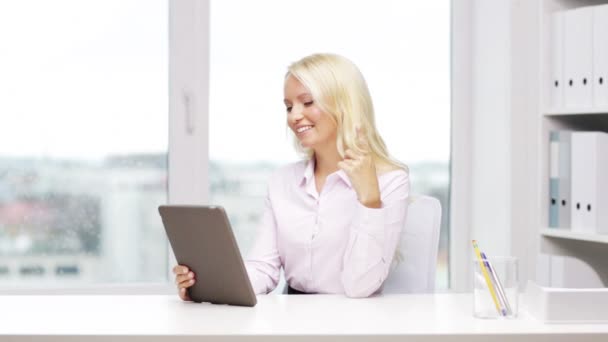 Smiling businesswoman or student with tablet pc — Stock Video