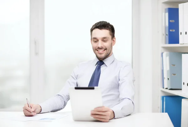 Sonriente hombre de negocios con la tableta de PC y documentos — Foto de Stock