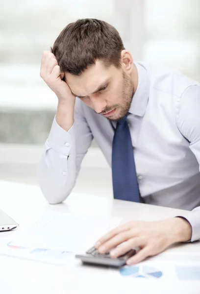 Homem de negócios estressado com laptop e documentos — Fotografia de Stock
