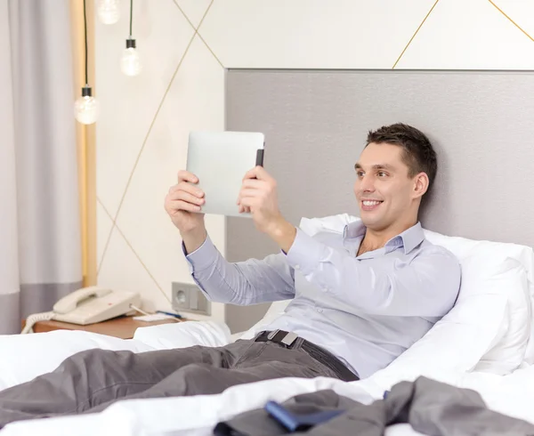 Mujer de negocios feliz con PC tableta en la habitación del hotel —  Fotos de Stock