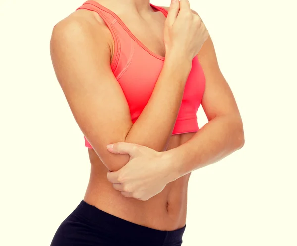 Sportliche Frau mit Schmerzen im Ellbogen — Stockfoto