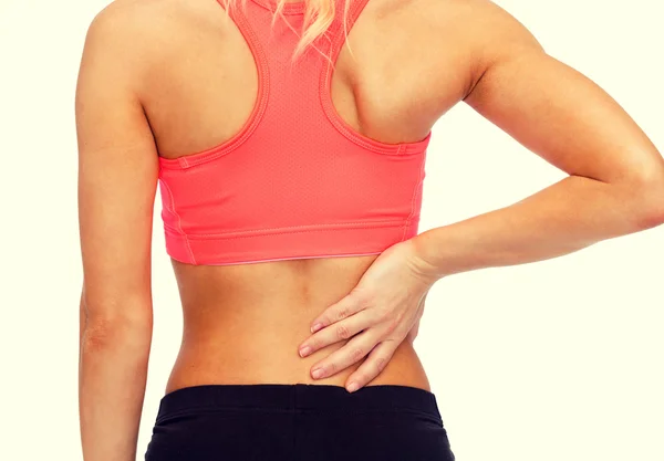 Primer plano de la mujer deportiva tocándose la espalda — Foto de Stock