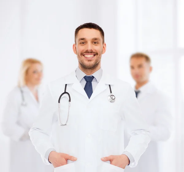 Médico masculino sorridente com estetoscópio — Fotografia de Stock