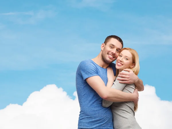 Sonriente pareja abrazándose —  Fotos de Stock