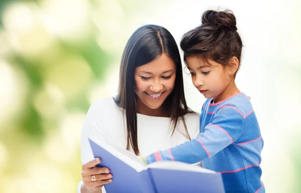 Glückliche Mutter und Tochter lesen Buch — Stockfoto