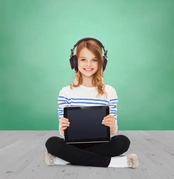 Chica feliz con auriculares que muestran la tableta PC — Foto de Stock