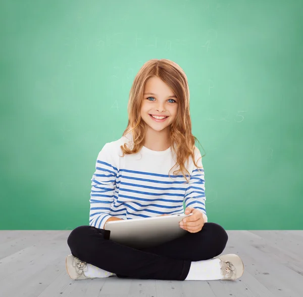 Menina estudante pequena feliz com tablet pc — Fotografia de Stock