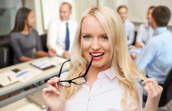 Sonriente mujer de negocios o secretaria en el cargo —  Fotos de Stock