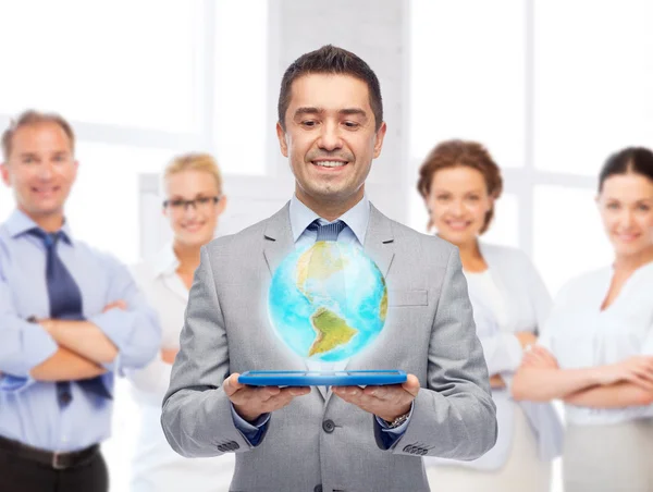 Hombre de negocios feliz en traje de la celebración de la tableta PC — Foto de Stock