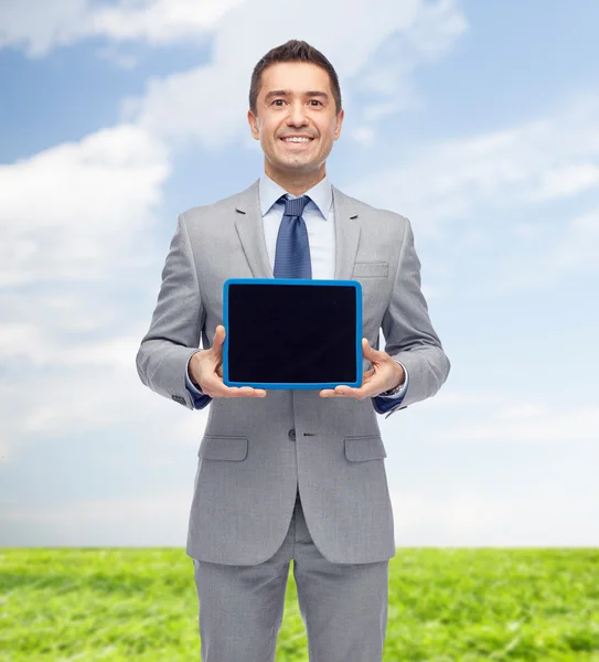 Homem de negócios feliz em terno mostrando tela tablet pc — Fotografia de Stock
