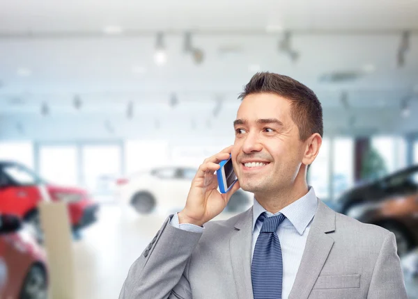 Gelukkig zakenman opgeroepen smartphone — Stockfoto