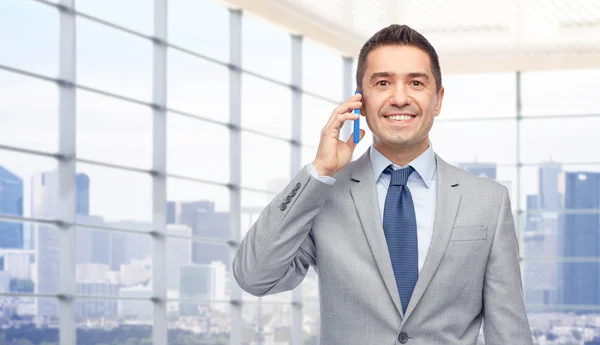 Homem de negócios feliz chamando no smartphone — Fotografia de Stock