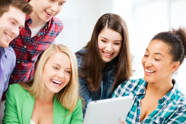 Estudantes olhando para tablet pc em palestra na escola — Fotografia de Stock