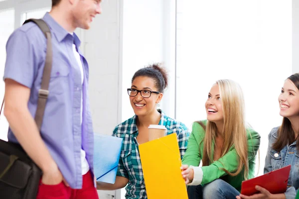Schüler kommunizieren und lachen in der Schule — Stockfoto