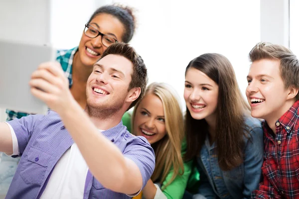 Estudiantes que toman selfie con tableta PC en la escuela —  Fotos de Stock