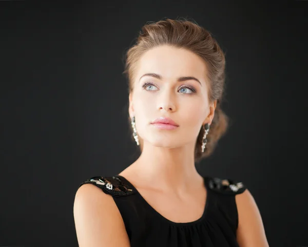 Mujer con pendientes de diamantes —  Fotos de Stock