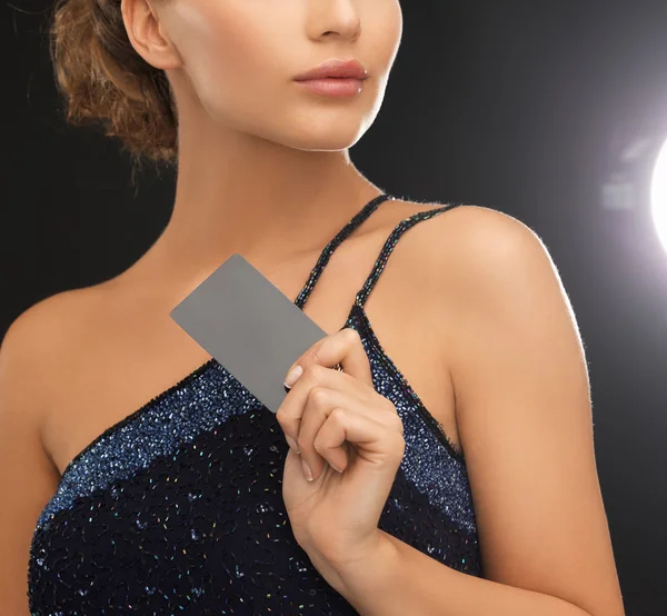Жінка в вечірній сукні з пластиковою карткою — стокове фото