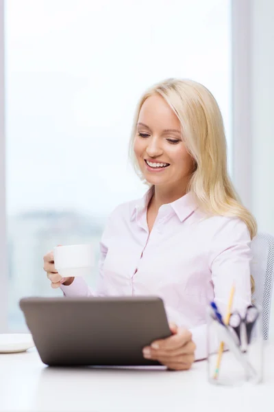 Donna d'affari sorridente o studente con tablet pc — Foto Stock