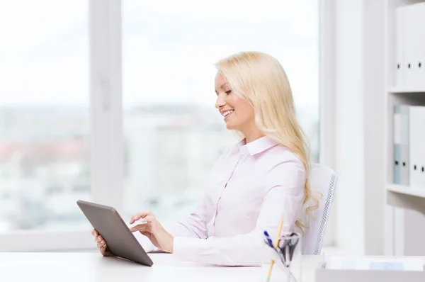 Mujer de negocios sonriente o estudiante con tableta pc — Foto de Stock