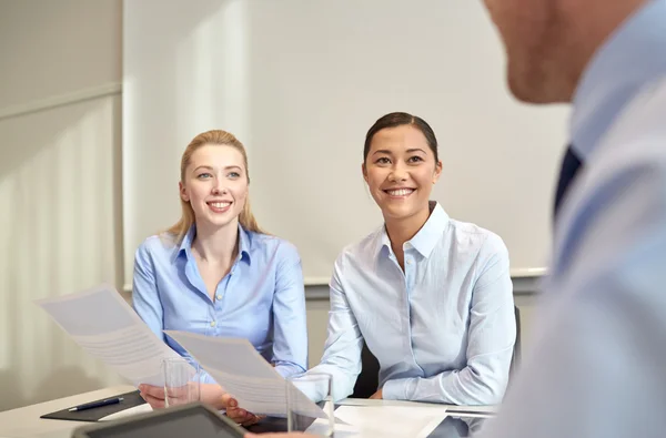 Lachende zakenvrouwen bijeenkomst in office — Stockfoto