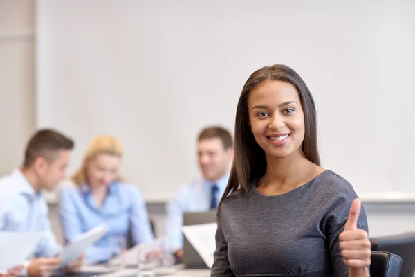 Gruppo di imprenditori sorridenti che si incontrano in ufficio — Foto Stock