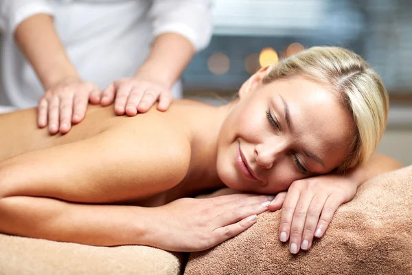 Närbild av kvinnan ligger och har massage i spa — Stockfoto