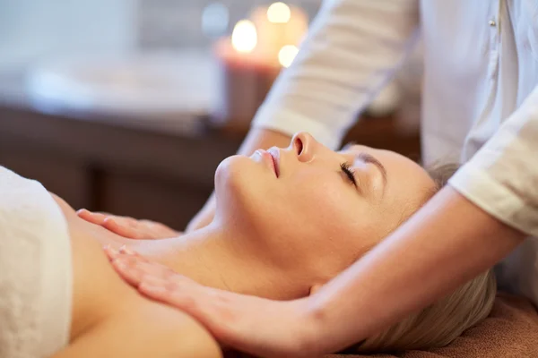 Primer plano de la mujer acostada y teniendo masaje en el spa —  Fotos de Stock