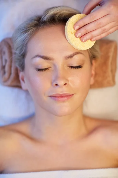 Primer plano de la mujer teniendo masaje facial en el spa —  Fotos de Stock