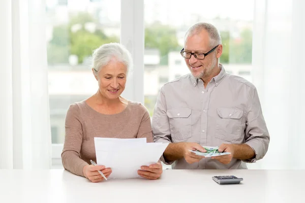 Senior couple with money and calculator at home — Stock Photo, Image