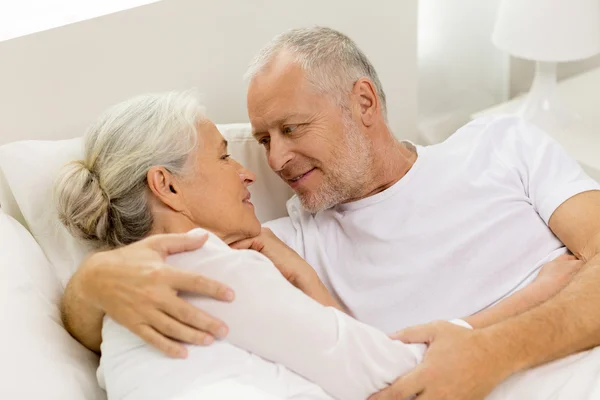 Gelukkig senior koppelstuk liggend in slechte thuis — Stockfoto