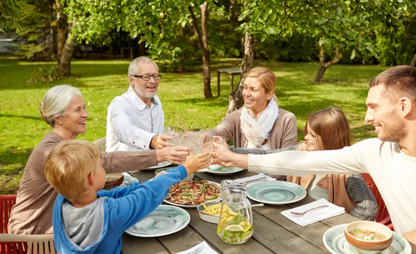 Mutlu bir aile akşam yemeği yaz bahçede — Stok fotoğraf