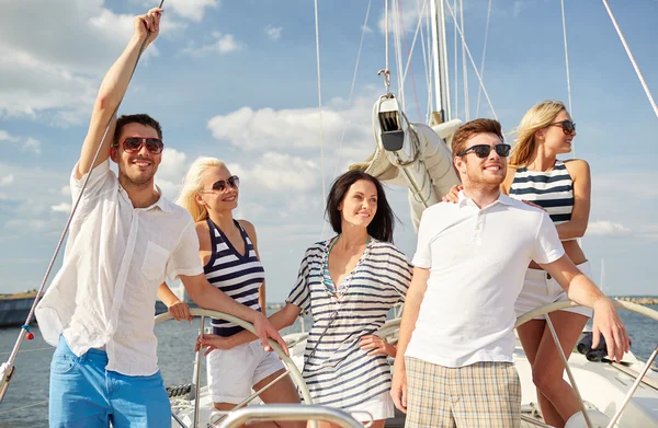 Lächelnde Freunde segeln auf Jacht — Stockfoto