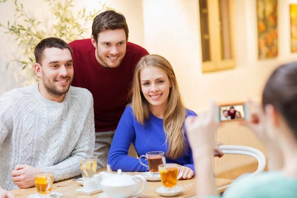 Grupo de amigos tomando fotos con smartphone — Foto de Stock