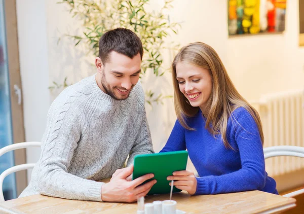 Glückliches Paar mit Tablet-PC im Café — Stockfoto