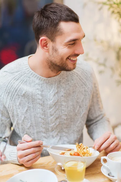 Šťastný mladý muž na večeři v restauraci — Stock fotografie