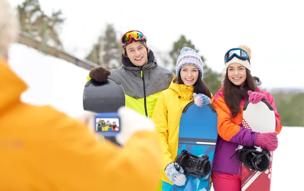 快乐与滑雪板和智能手机的朋友 — 图库照片