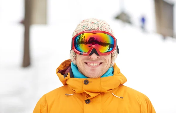 Glad ung man i ski skyddsglasögon utomhus — Stockfoto