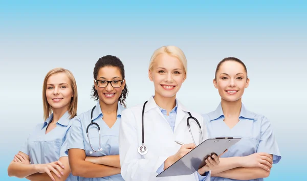 Leende kvinnliga läkare och sjuksköterskor med stetoskop — Stockfoto