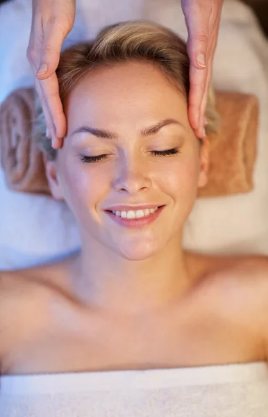 Крупним планом жінка має масаж обличчя в спа-центрі Стокове Зображення