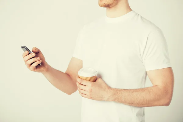 Man met smartphone en koffie — Stockfoto