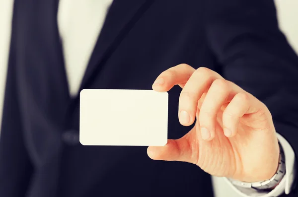 Empresario mostrando tarjeta en blanco — Foto de Stock