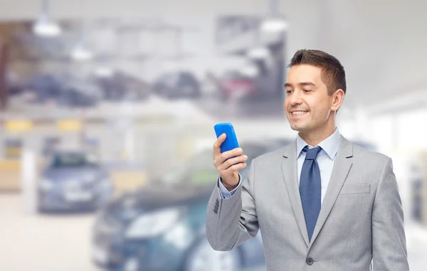 Happy businessman texting on smartphone — Stock Photo, Image