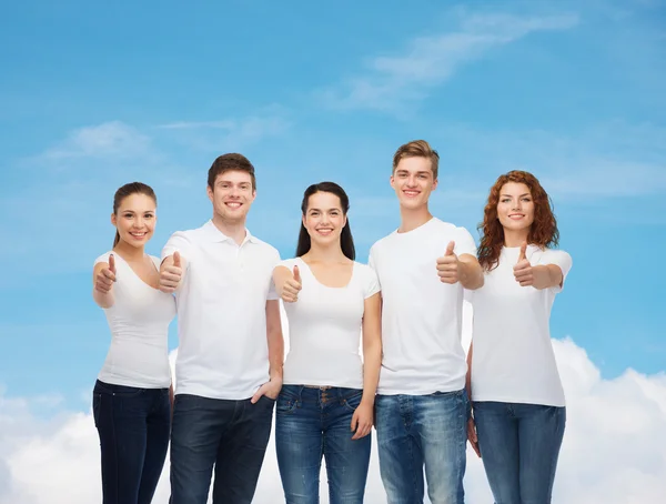 Adolescentes sonrientes en camisetas mostrando los pulgares hacia arriba —  Fotos de Stock