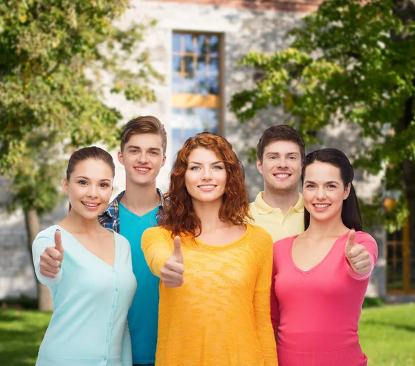 Группа улыбающихся подростков на территории кампуса — стоковое фото