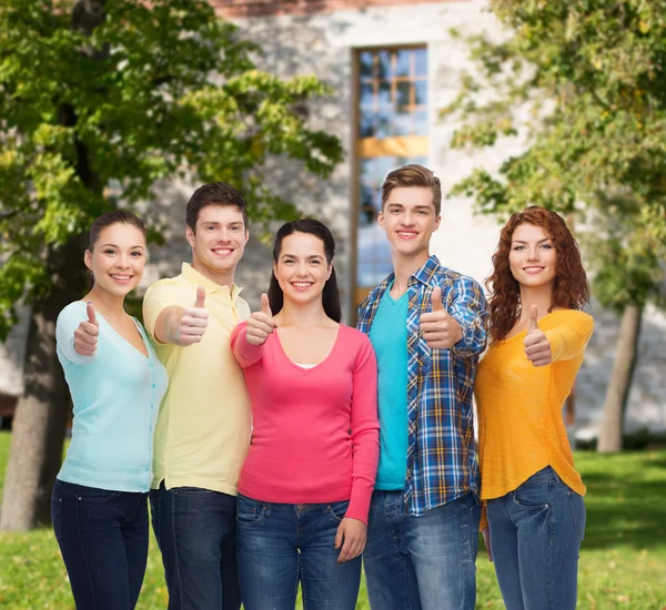 Groep van lachende tieners op campus achtergrond — Stockfoto